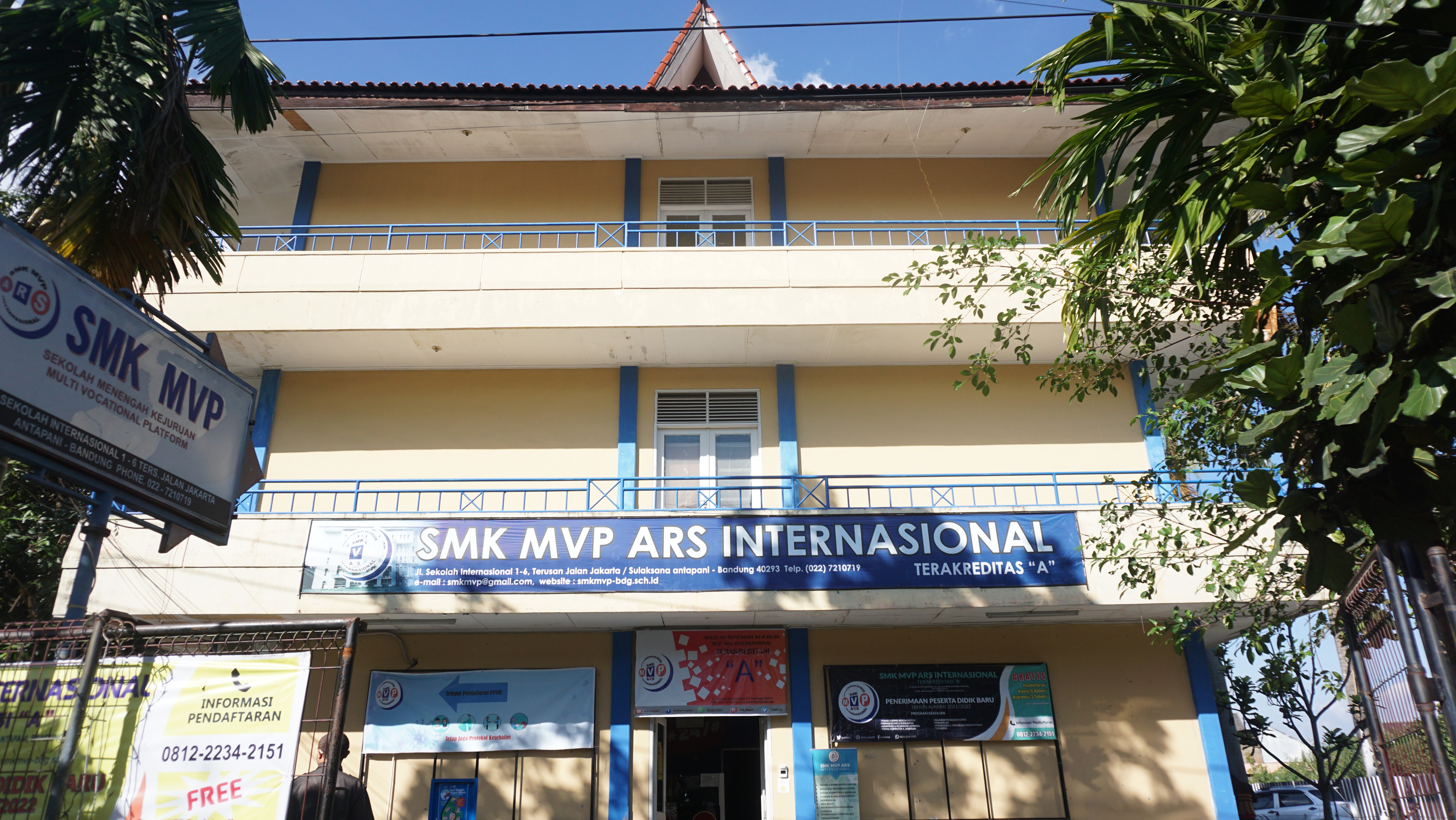 https://www.smkmvp.sch.id/argon/img/background/sekolah.png