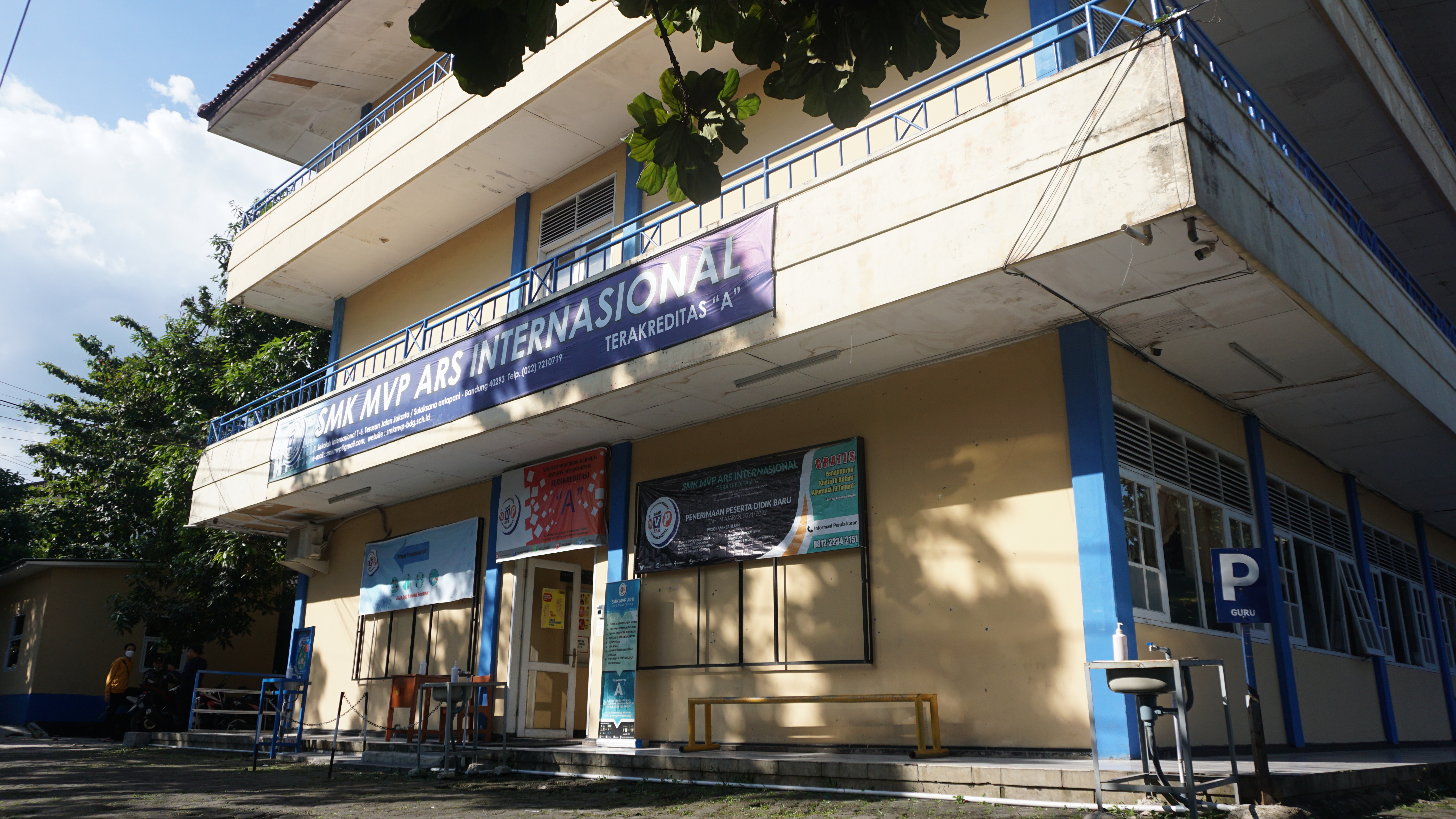 https://www.smkmvp.sch.id/argon/img/background/sekolah2.png